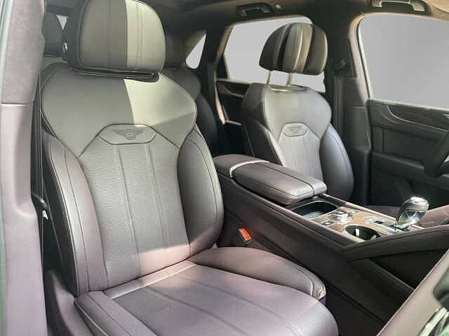 24:Bentley Bentayga V8, SUV, Glacier White, Thomas Exclusive Cars GmbH